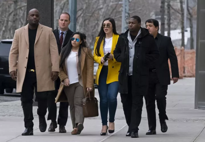Emma Coronel Aispuro, vestida con un blazer amarillo a la derecha, esposa de Joaquín "El Chapo" Guzmán, abandona el tribunal federal  en Nueva York. FOTO/AP