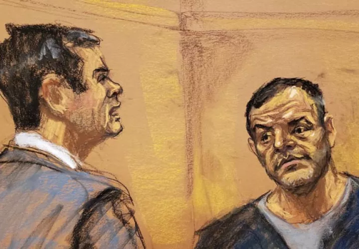 El asistente del Fiscal de Estados Unidos, Adam Fels (i), mientras pregunta al testigo Pedro Flores (d), durante la continuación del juicio del narcotraficante mexicano Joaquín "El Chapo" Guzmán. FOTO/EFE