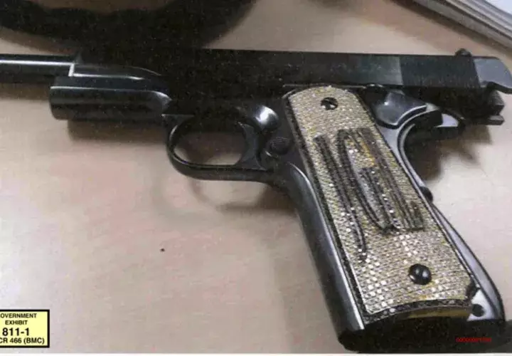 Presentan el arma que es de propiedad de Joaquín "El Chapo" Guzmán. FOTO/AP