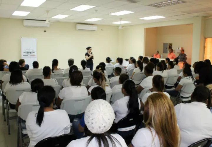 Más de 100 mujeres privadas de libertad recibieron la charla. Foto: Cortesía
