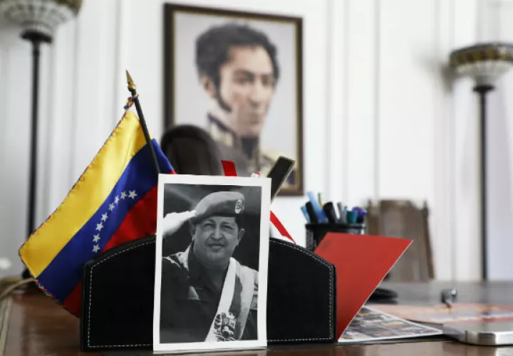 Retratos de Hugo Chávez y Simón Bolívar en el consulado de Venezuela en Nueva York. Foto: AP.