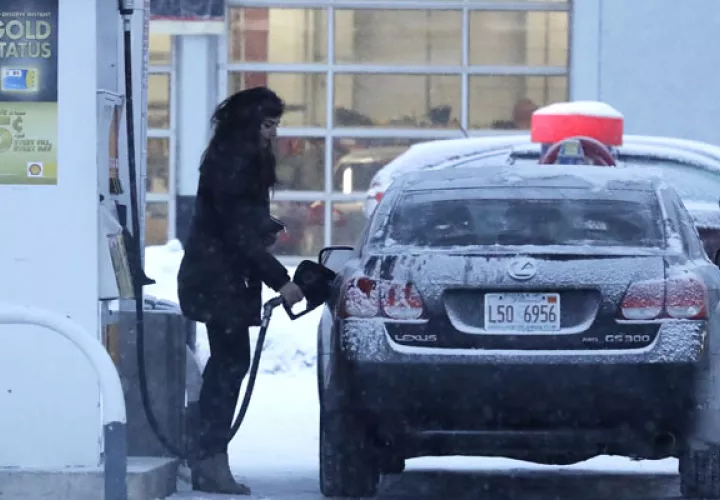 Se prevé aún más frío, y el viento polar que sopla desde el Lago Michigan puede provocar el congelamiento en menos de media hora de las personas que permanezcan expuestas, advirtió el director de la Oficina de Emergencias 911, Rich Guidice. FOTO/AP