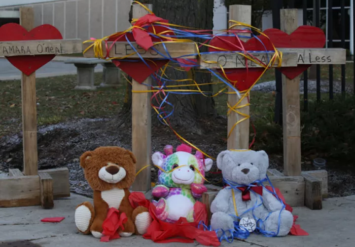 Colocan cruces y muñecos en las cercanías del Mercy Hospital, donde perdieron la vida cuatro personas. FOTO/AP