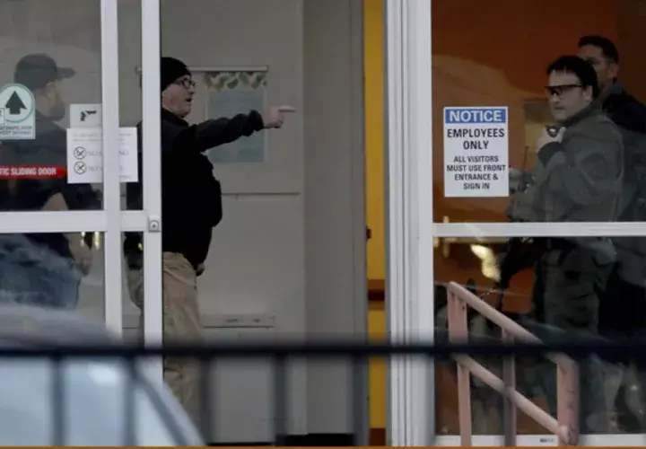 Los oficiales están haciendo una búsqueda metódica del hospital dentro del hospital y en las áreas cercanas. FOTO/AP