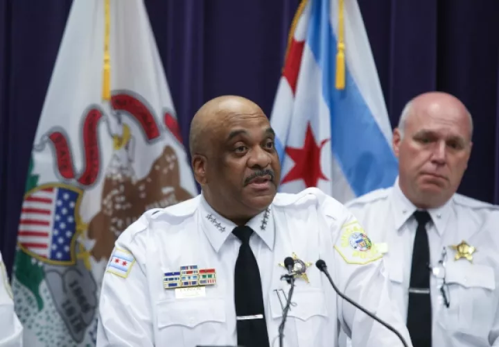 El superintendente de la policía de Chicago, Eddie Johnson, habla en una conferencia de prensa donde denuncia un "despreciable nivel de violencia" durante el fin de semana. FOTO/AP