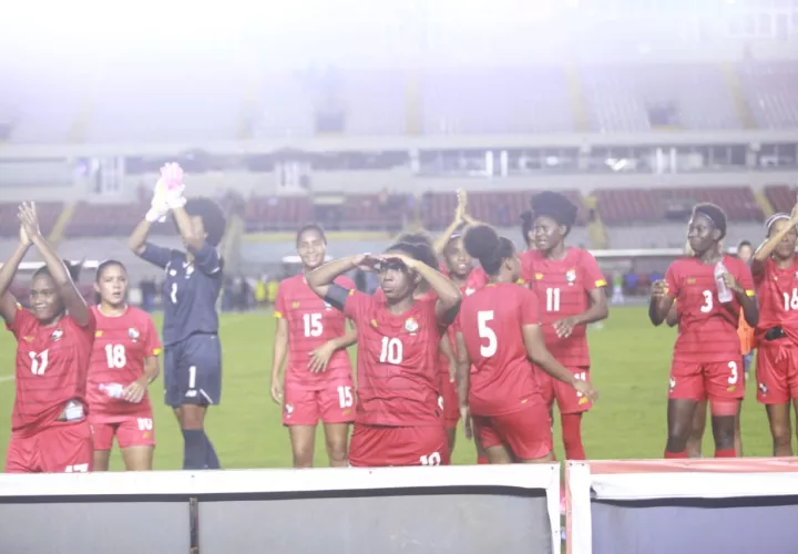 Jugadoras de Panamá festejan con la afición en el Rommel. Foto: Anayansi Gamez