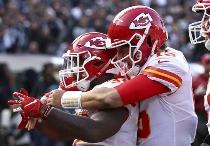  Spencer Ware es felicitado por  Patrick Mahomes (izq.)  por una buena jugada. Footo:AP