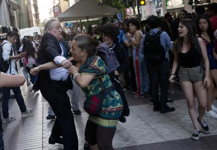Un grupo de personas afectados por la dictadura exigen justicia. FOTO/AP