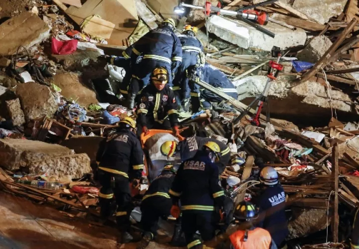  La vivienda que se derrumbó es una casa antigua de hormigón situada a un costado del cerro Bellavista en Valparaíso, a 125 kilómetros de Santiago. FOTO/AP