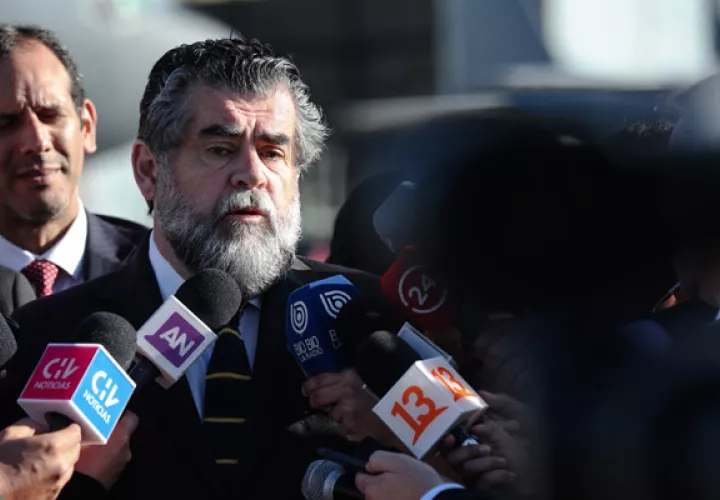 El subsecretario del Interior, Rodrigo Ubilla (i), atiende a los medios de comunicación. FOTO/EFE
