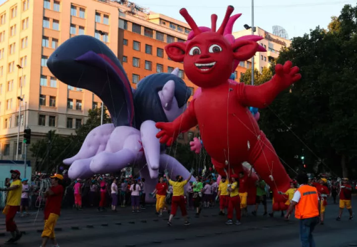 Los chicos gozaron con globos gigantes y con la participación de comparsas en Chile. EFE