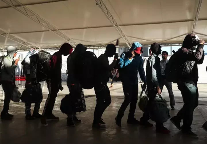 El pasado abril, y en el marco de una nueva política migratoria, el Gobierno que preside Sebastián Piñera estableció la exigencia de un visado consular de turismo para los haitianos y uno denominado "de responsabilidad democrática" para los venezolanos.