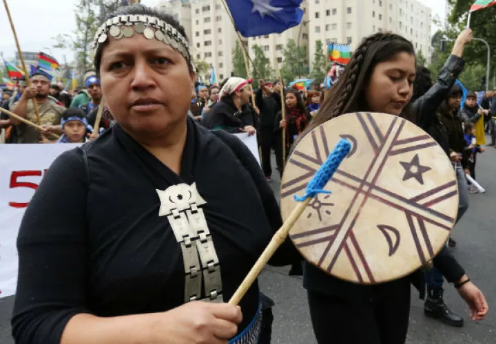 Mapuches marchan en Santiago de Chile en honor a la resistencia de su pueblo. Foto: EFE.