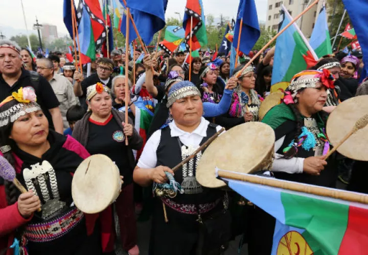 Mapuches marchan en Santiago de Chile en honor a la resistencia de su pueblo. Foto: EFE.