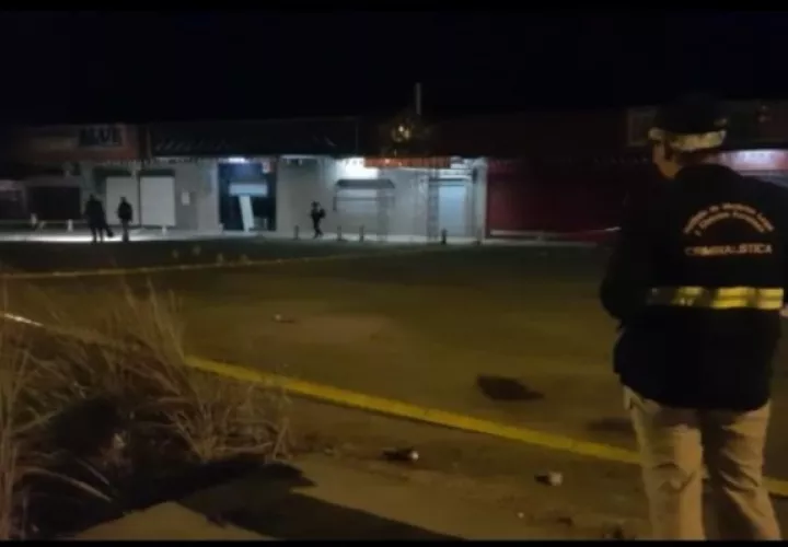 Johan Alvarado falleció en las inmediaciones de un local de diversiones en Chilibre, mientras que su primo Alejnadro Grant de 24 años fue atendido en Colón y también falleció. 