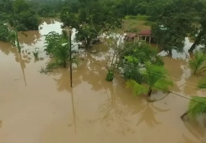 Más de 15 residencias resultaron afectadas en Chilibre por paso de onda tropical. Foto: Redes sociales.