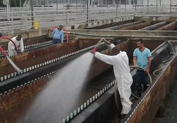 El Idaan no ha informado qué tiempo tomará limpiar los sedimentos de la potabilizadora de Chilibre. Foto: Idaan.