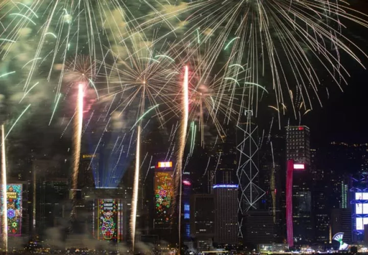 Despliegan fuegos artificiales en varios sectores de China. FOTO/AP