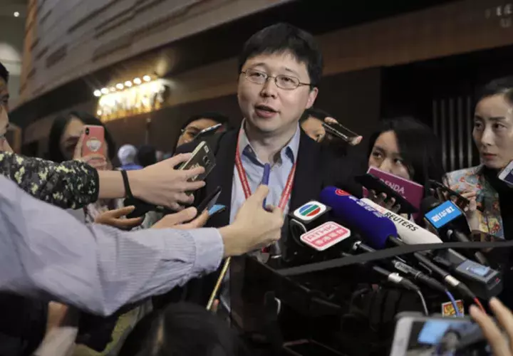 Feng Zhang, centro, miembro del instituto de Harvard y del Instituto Broad del MIT, reacciona ante los reporteros sobre el tema de los primeros bebés modificados genéticamente. FOTO/AP