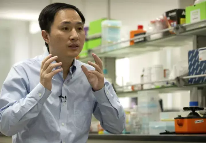 He Jiankui habla durante una entrevista en un laboratorio en Shenzhen, en la provincia de Guangdong, sur de China. AP