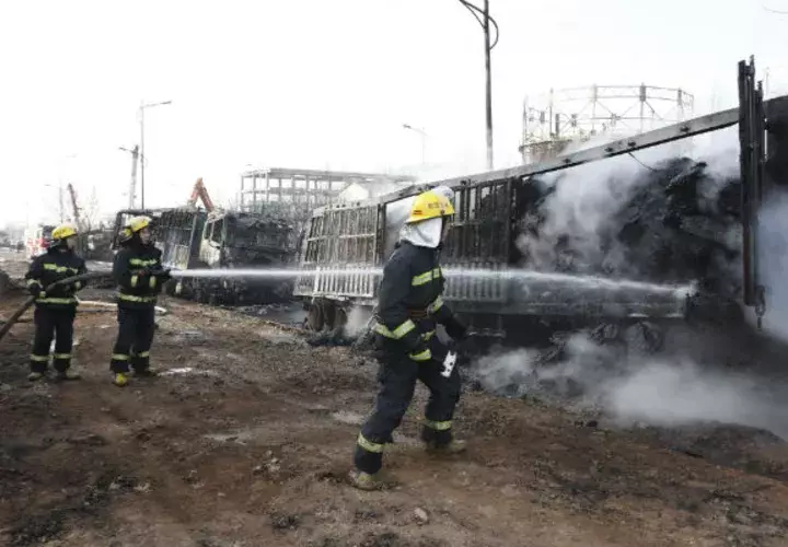 Miembros del cuerpo de bomberos extinguen las llamas tras la explosión cerca de la planta química en Zhangjiakou, China. Foto: EFE