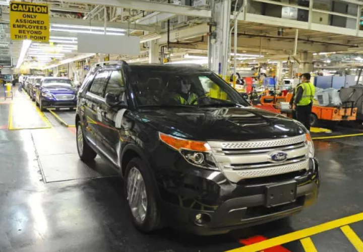 En la imagen, un vehículo Ford Explorer en la cadena de montaje de una fábrica de Chicago, Estados Unidos. EFE/Archivo
