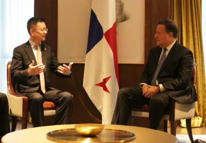 El presidente Juan Carlos Varela junto a Lu Hongxiang, presidente de Jumore. Foto/Cortesía