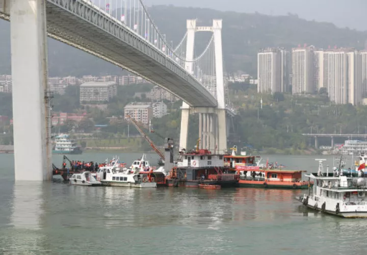 Tras varios días de búsqueda los equipos de salvamento utilizaron un sistema de sonar para hallar el autobús, hundido a 71 metros bajo el agua y a 28 metros del puente donde ocurrió el accidente.