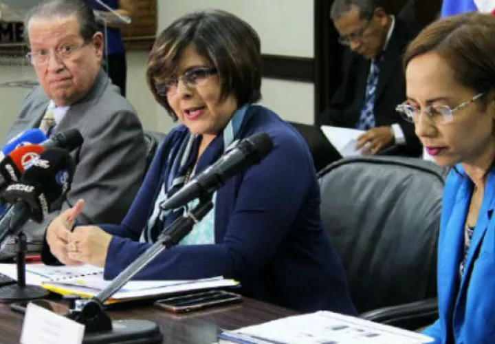 Eyda Varela de Chinchilla, presentó ante el Pleno de la Asamblea Nacional el Proyecto de Ley que tiene como objetivo derogar la Ley 2 de 1 de febrero de 2011.