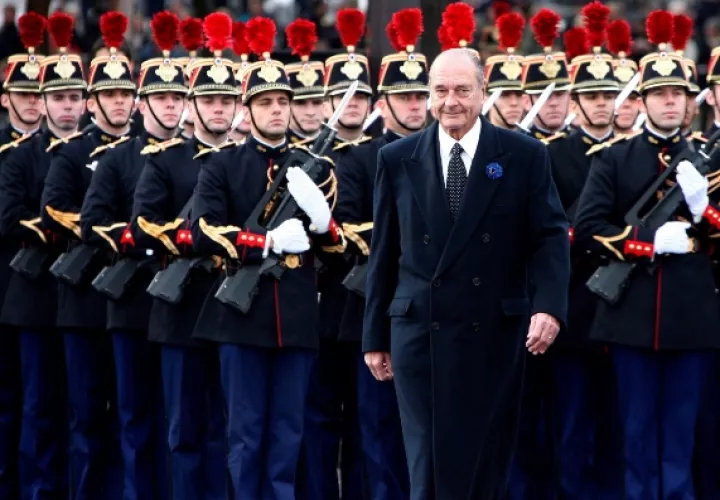 El presidente francés, Jacques Chirac, inspeccionó a las tropas durante una ceremonia que conmemora el aniversario del armisticio en París. FOTO/AP