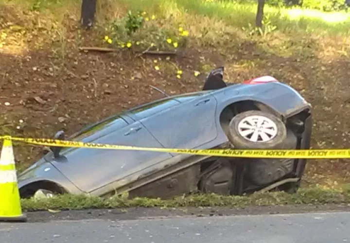 La policía manejó el caso del carro en la zanja como un hecho de tránsito y  luego son notificados del asalto. Foto/José Vásquez 