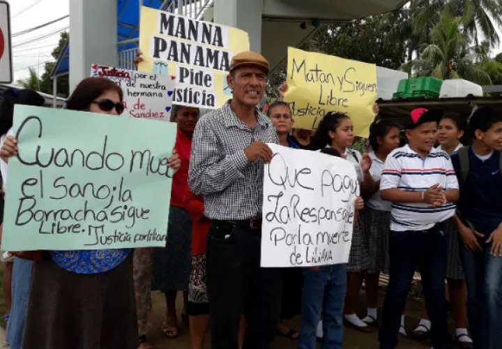 Familiares de la víctima enojados y portaban pancartas. Foto: Mayra Madrid. 