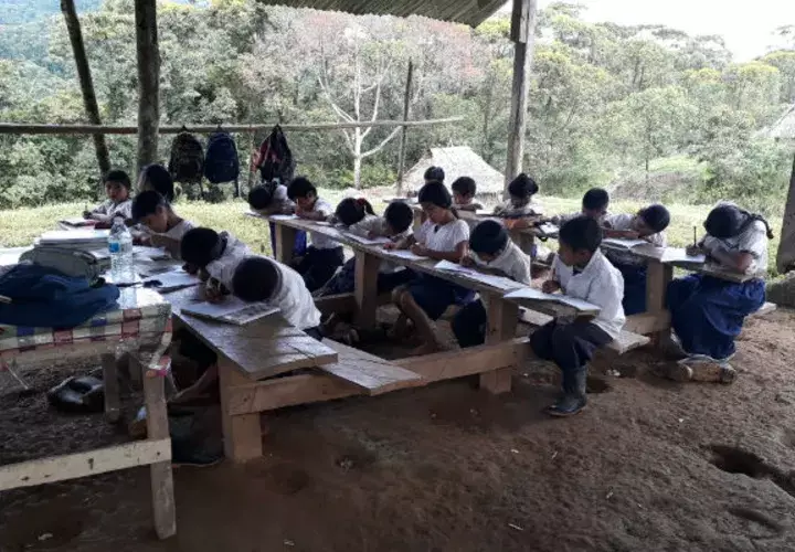 Estudiantes en clases en la comarca Ngäbe-Buglé. 
