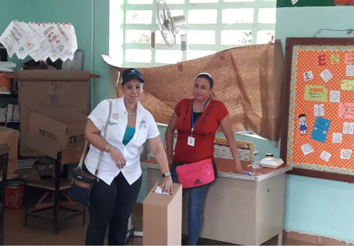 La ex gobernadora y candidata a diputada  Aixa Santamaría, emitió el voto a tempranas horas de la mañana. Foto/Mayra Madrid 