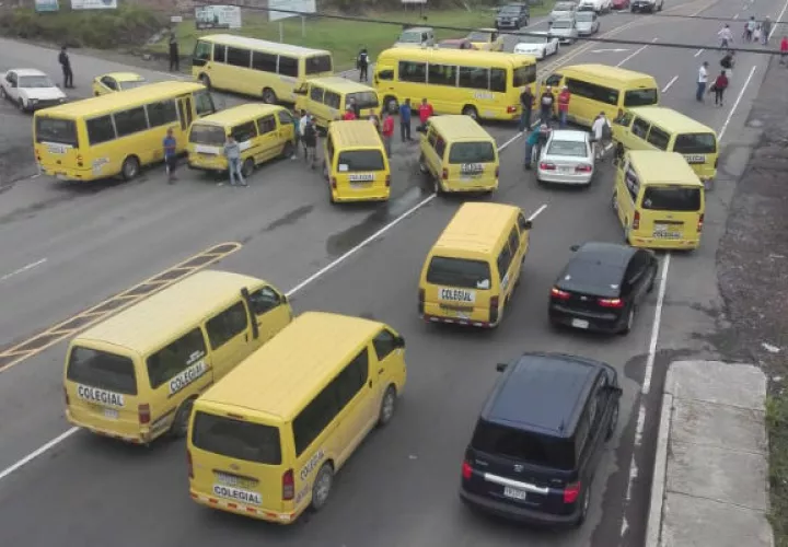 Los busitos colegiales protestan porque la mayor parte de las vías en el poblado de Boquete están cerradas.