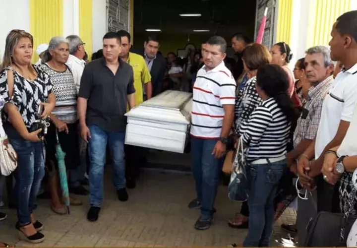 El dictamen médico legal confirmó que la docente murió por golpe contundente en la cara y que presentaba golpes en diferentes partes del cuerpo y mantenía las manos atadas. Foto/José Vásquez