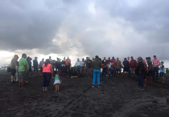 Los familiares de Jorge Avendaño realizaron una vigilia en el área donde fue visto por última vez. Foto/Mayra Madrid
