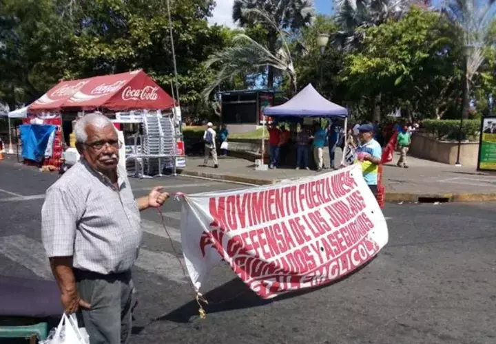 Jubilados están cansados de esperar que el Gobierno le aprueben un aumento. Foto/ José Vásquez