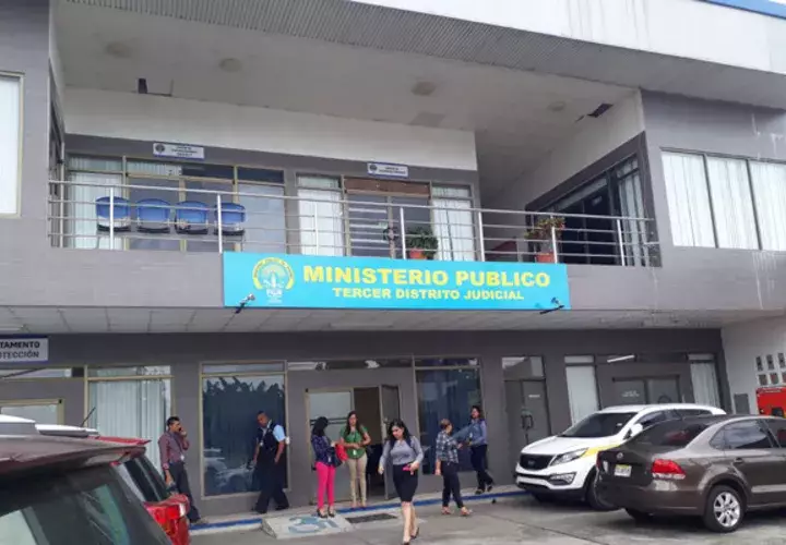Con el apoyo de las autoridades del Ministerio Público se llevó a cabo el allanamiento al vehículo donde se encontró la presunta droga. 
