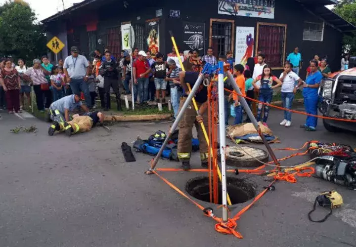 Los bomberos de David, en sus labores para rescatar al perrito en Chiriquí. @RetenChiriqui