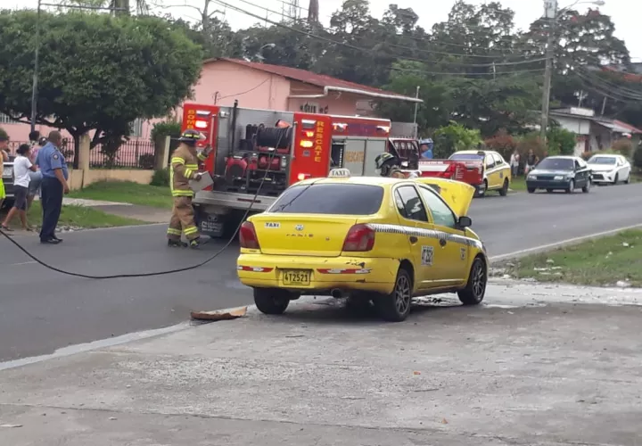 El taxi se detuvo y ya el motor estaba incendiado. Foto/José Vásquez