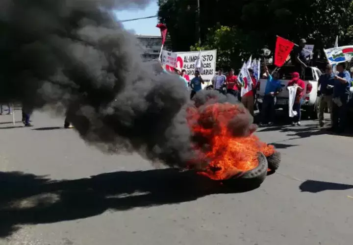 La quema de llantas frente a la sede de la gobernación en Chiriquí. Foto: José Vásquez. 