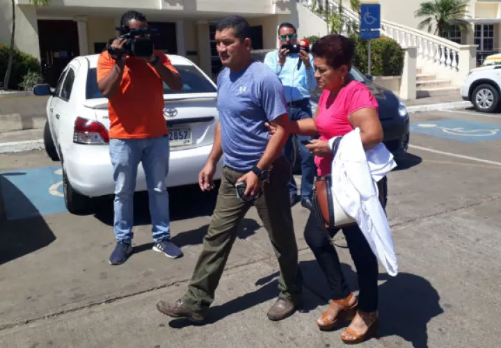 El abogado Jorge Micolta defensor del profesor Moreno Grajales anunció que su representado presentará un documento en cinco días hábiles, antes de la audiencia, en el que expodrán su determinación de que el juicio sea en derecho (por medio de un Juez) y no con jurados de conciencia.