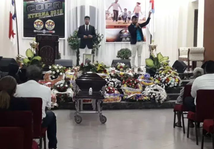 Tres buses abarrotados de estudiantes de la comarca Ngabe Bugle llegaron hasta el templo del Buen Pastor para despedir a la docente.