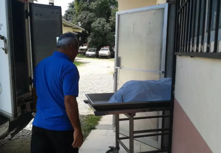  El cuerpo de la joven fue llevado a la morgue judicial. Foto: Mayra Madrid.  
