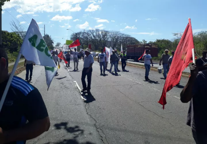  Los manifestantes ocuparon dos paños de la vía. Foto: José Vásquez. 