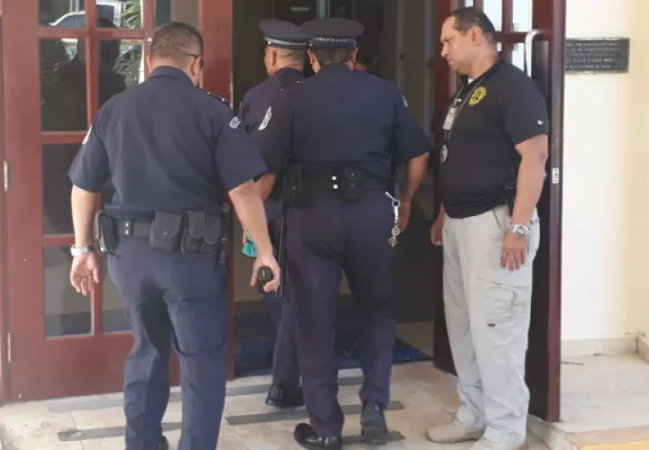 La víctima señala que el  pasado  2 de septiembre a las 2:30 a.m. se percató de la presencia de una persona dentro de su residencia frente a su cama, mientras ella dormía junto a sus dos hijas menores de edad.