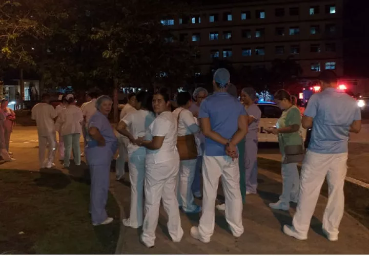 El personal de Sistema Nacional de Protección (Sinaproc) procedió a desalojar a personal médico y pacientes de algunas áreas en el hospital Regional en David.