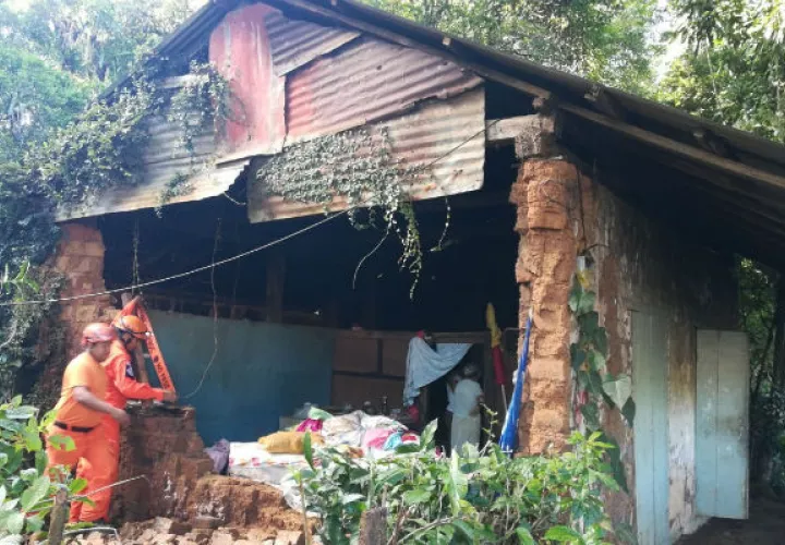 Por su parte el director regional del Ministerio de Educación en Chiriquí, Darmando Ríos anuncio que suspendieron las clases en la Escuela Secundaria de Puerto Armuelles (ESPA) para ser evaluada por personal del departamento de ingeniería.