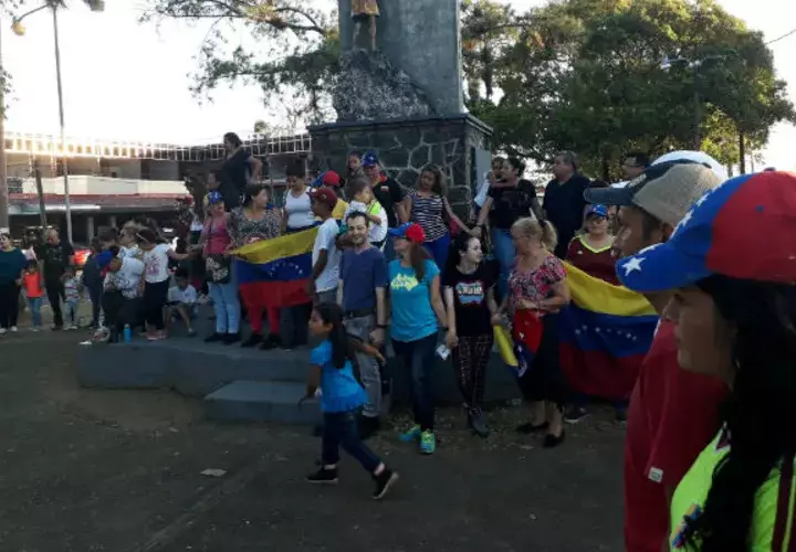  Los venezolanos entonaron las notas del himno nacional de su país. Foto: José Vásquez. 